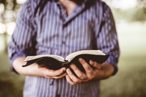 Leia mais sobre o artigo Dicas para aprofundar sua leitura da bíblia